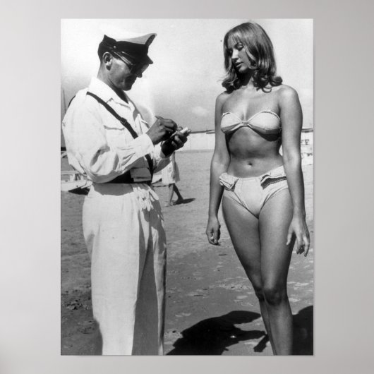 Eine Frau in einem Bikini Poster (Vorne)