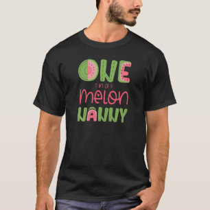 Eine Frau in einem melonischen Kindermädchen Niedl T-Shirt