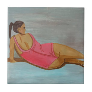 Eine Frau in einem rosa Badeanzug Fliese