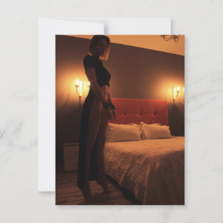 Eine Frau in einem schwarzen Umhang in einem dunkl Postkarte