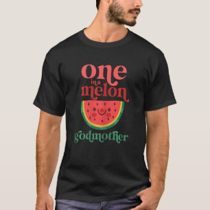 Eine Frau in einer Melon Godmata Niedliche Wasserm T-Shirt