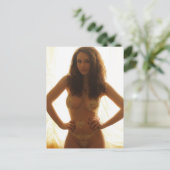 Eine Frau in fleischfarbenem Bodysuit mit Stickere Postkarte (Stehend Vorderseite)