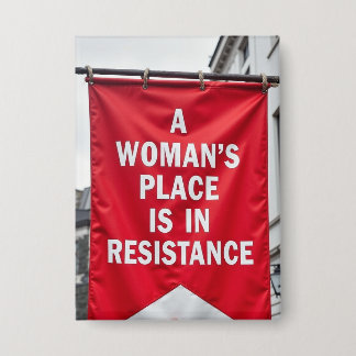 Eine Frau ist der Widerstand Button