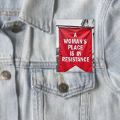 Eine Frau ist der Widerstand Button (Insitu)