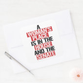 Eine Frau ist im Haus und im Senat. Quadratischer Aufkleber (Umschlag)