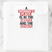 Eine Frau ist im Haus und im Senat. Quadratischer Aufkleber (Tasche)