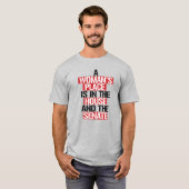 Eine Frau ist im Haus und im Senat. T-Shirt (Vorne ganz)