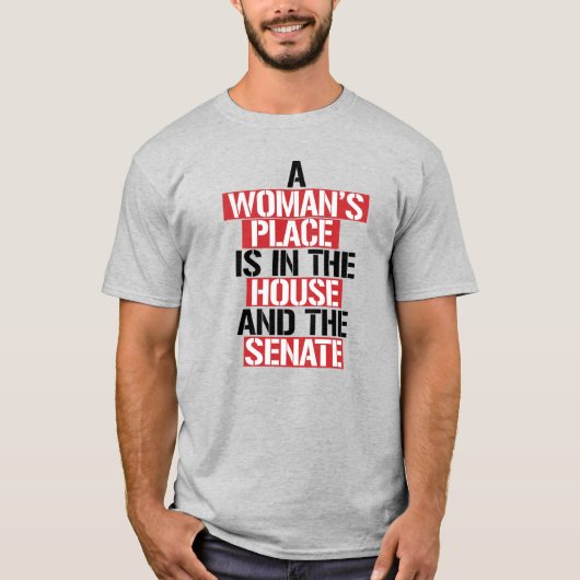 Eine Frau ist im Haus und im Senat. T-Shirt (Vorderseite)