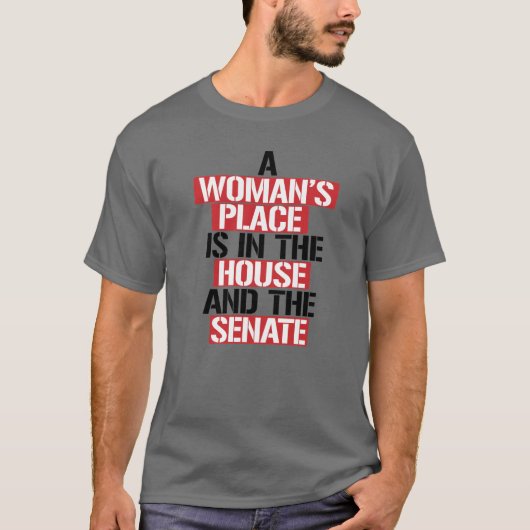 Eine Frau ist im Haus und im Senat. T-Shirt (Vorderseite)