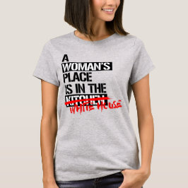 EINE FRAU IST IM WEISSEN HAUS. T-Shirt
