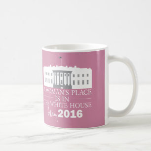 Eine Frau ist in der Hillary-Tasse des Weißen Hau Kaffeetasse
