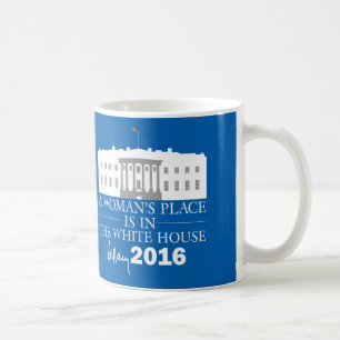 Eine Frau ist in der Hillary-Tasse des Weißen Hau Kaffeetasse