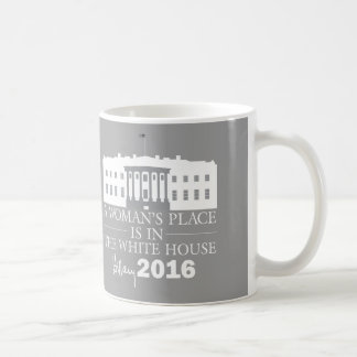Eine Frau ist in der Hillary-Tasse des Weißen Haus Kaffeetasse