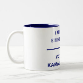 EINE FRAU IST IN.. ZWEIFARBIGE TASSE