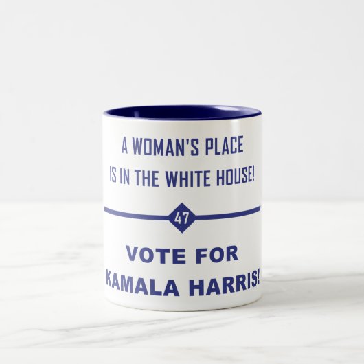 EINE FRAU IST IN.. ZWEIFARBIGE TASSE (Mittel)