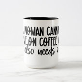 Eine Frau kann einen Kaffee allein nicht überleben Zweifarbige Tasse (Mittel)