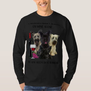 Eine Frau kann nicht allein auf Wein leben T-Shirt