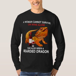 Eine Frau kann nicht allein auf Wein mit bärtendem T-Shirt