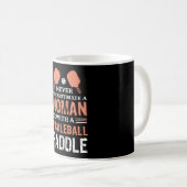 Eine Frau mit einem Paddelgeschenk für Pickleball Kaffeetasse (VorderseiteRechts)