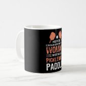 Eine Frau mit einem Paddelgeschenk für Pickleball Kaffeetasse (Vorderseite Links)