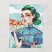 Eine Frau mit einem Stück Pizza-UFO-Shirt Postkarte (Vorderseite)