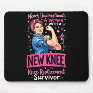 Eine Frau mit einer neuen Knieprothese unterschätz Mousepad