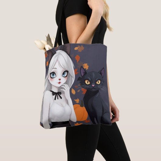 Eine Frau mit schwarzer Katze. Tasche (Von Nahem)