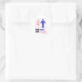 Eine Frau Runder Aufkleber (Tasche)