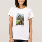 Eine Frau und eine Giraffe. T-Shirt (Vorderseite)
