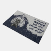 Eine Frau und ihr grauenhafter Bär Fußmatte (Schrägansicht)