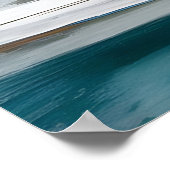 Eine Frau wäscht Geschirr in einer blauen Küche. Poster (Ecke)