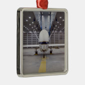 Eine Frontansicht auf ein unbemanntes Flugzeug von Silbernes Ornament (Rechts)