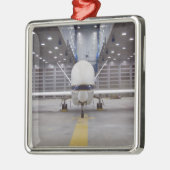 Eine Frontansicht auf ein unbemanntes Flugzeug von Silbernes Ornament (Links)