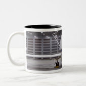 Eine Frontansicht auf ein unbemanntes Flugzeug von Zweifarbige Tasse (Links)