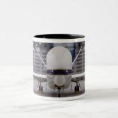 Eine Frontansicht auf ein unbemanntes Flugzeug von Zweifarbige Tasse (Mittel)