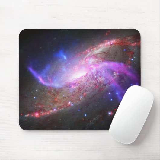 Eine galaktische Lichtshow in Spiralgalaxie Ngc 42 Mousepad (Mit Mouse)