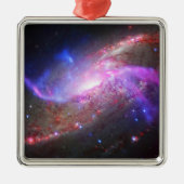 Eine galaktische Lichtshow in Spiralgalaxie Ngc 42 Ornament Aus Metall (Vorne)