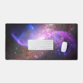 Eine galaktische Lichtshow in Spiralgalaxie Ngc 42 Schreibtischunterlage (Tastatur & Maus)