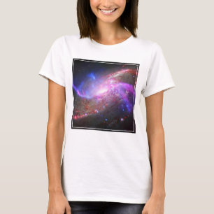 Eine galaktische Lichtshow in Spiralgalaxie Ngc 42 T-Shirt