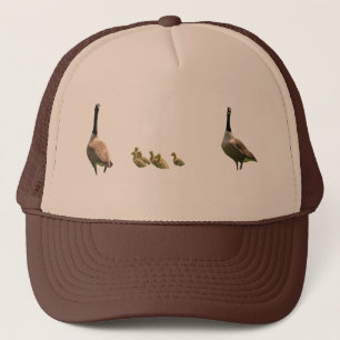 Eine Gans mit ihren Goslings Truckerkappe
