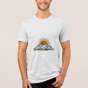 Eine Gebirgskette mit aufgehender Sonne Tri-Blend Shirt