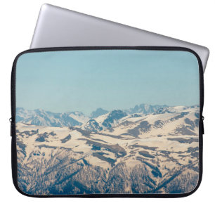 Eine Gebirgskette mit schmelzendem Schnee und Eis Laptopschutzhülle