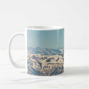 Eine Gebirgskette mit tauendem Schnee und Eis in d Kaffeetasse