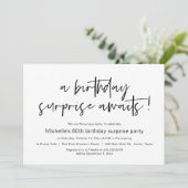 Eine Geburtstagsüberraschung erwartet Party-Feier Einladung (Stehend Vorderseite)