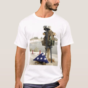 Eine gefallene Soldatganganzeige T-Shirt