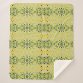 Eine geflochtene Decke mit Grüntönen und Gelben Sherpadecke