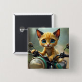 Eine gelbe Katze mit schwarzen Ohren und großen bl Button (Vorne & Hinten)