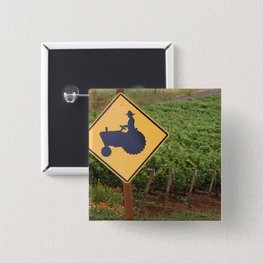 Eine gelbe Traktorüberfahrt unterzeichnen herein Button (Vorne & Hinten)