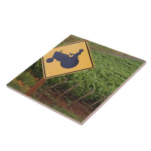 Eine gelbe Traktorüberfahrt unterzeichnen herein Fliese (Seite)