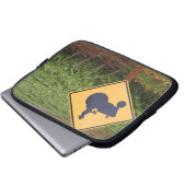 Eine gelbe Traktorüberfahrt unterzeichnen herein Laptopschutzhülle (Vorne Knopf)